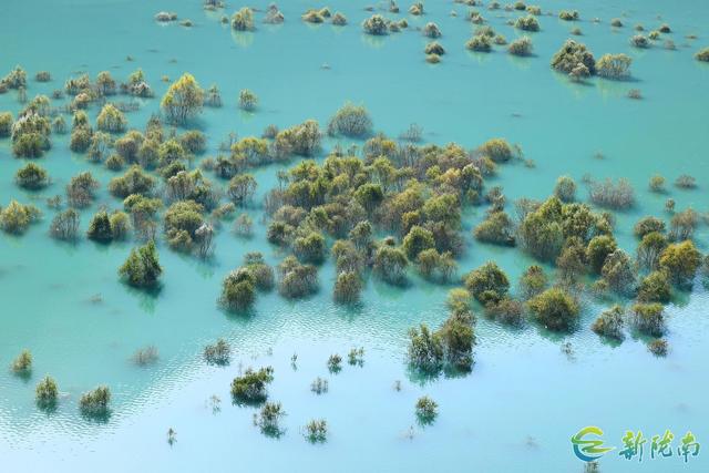 两江交汇碧波现