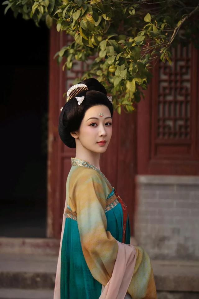 杨紫《国色芳华》获奖，肖战《藏海传》断层第一，成功是一种必然