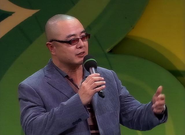 66岁“唐僧”徐少华，大肚腩撑紧西装，和“大脚娘”迟蓬梦幻同框