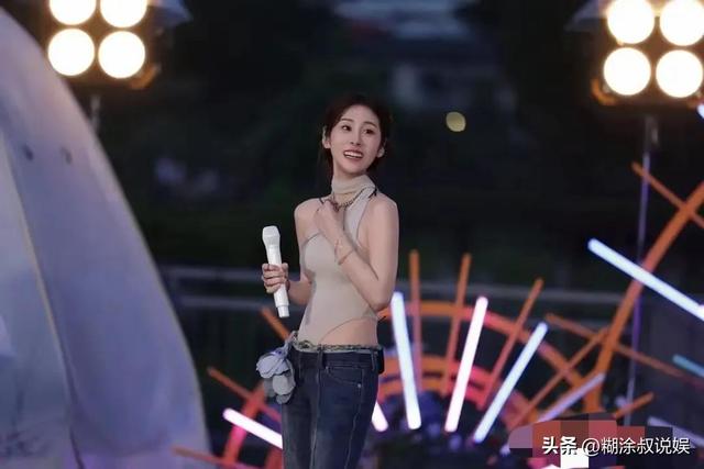 张碧晨穿连衣裤现身线下活动，勒太紧，造型一言难尽怎么穿上的？