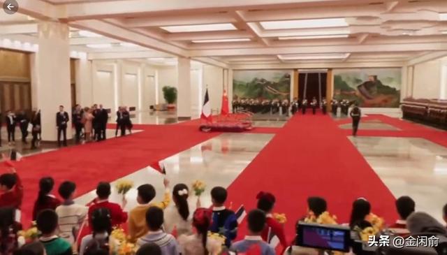 马克龙北京第二天！夫人米白套装出席仪式，兵哥哥气势磅礴，爱了