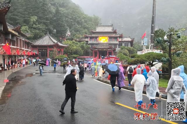“水墨丹青”醉游人！武当山迎来“双节”客流高峰
