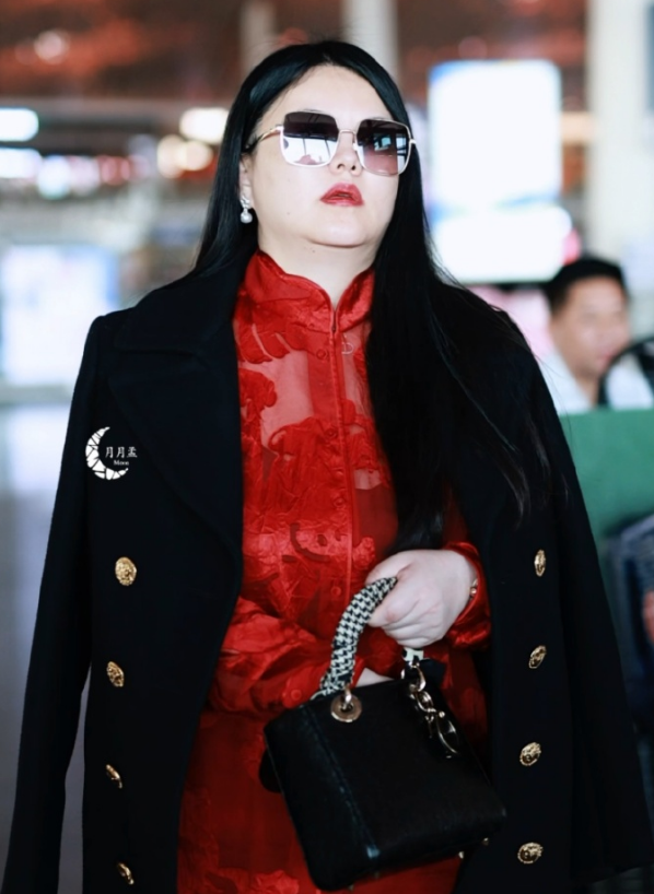 演都不演了！李湘回娘家晒照片不到2天，恶心一幕就出现了