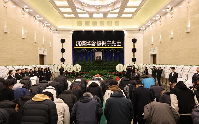 杨振宁葬礼：高规格	，盖国旗，疑孙子捧遗像！翁帆首露面神情哀伤