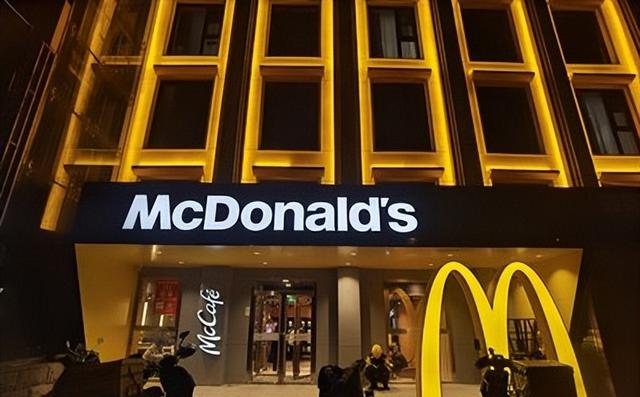 要么汉化、要么破产，西方餐入侵中国40年，为啥会从高傲变成讨好