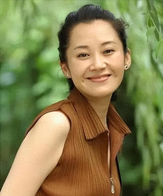 她一生 “风流成性、老少通吃”，撩汉无数，至今54岁却依旧单身
