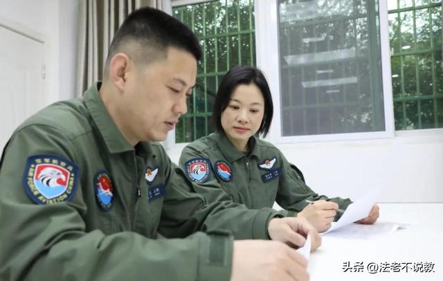 阅兵女机长身份曝光！私生活被扒牺牲太大，老公不简单，央视点名