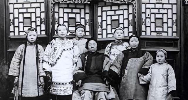 1906年，一位清朝女子自愿脱下衣服，让洋人拍下这组裸体照片