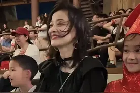 梅婷带娃逛游乐园，一口大白牙疑似烤瓷，10岁女儿扮成鱿鱼好可爱图片