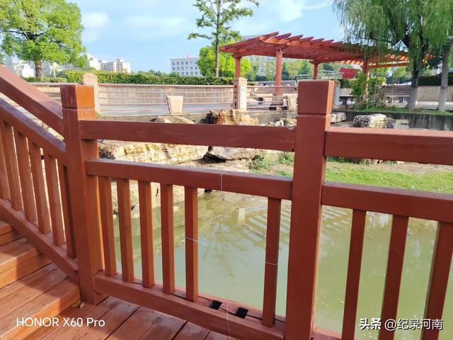 全国文明城市柘城县国家湿地公园榕湖斥巨资升级的人行栈道现状
