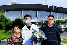 2岁男孩被拐卖，养父资产过亿，25年后认亲，“钱买不到快乐！”图片