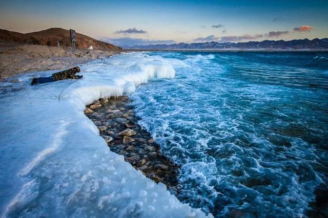 西藏天湖冬日变蓝宝石秘境，千里冰封宛如异星