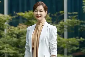 看完“衬衫+裙子”的穿衣示范才发现：衣不紧身、不花哨优雅得体图片