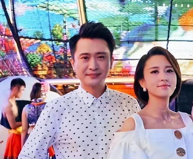 因长相太出众被传私生活混乱，为家庭离开央视的张蕾，如今怎样？