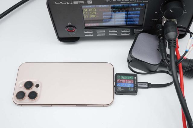 绿联 60W 伸缩线车载快充评测：全协议覆盖，手机平板都能 “喂饱”