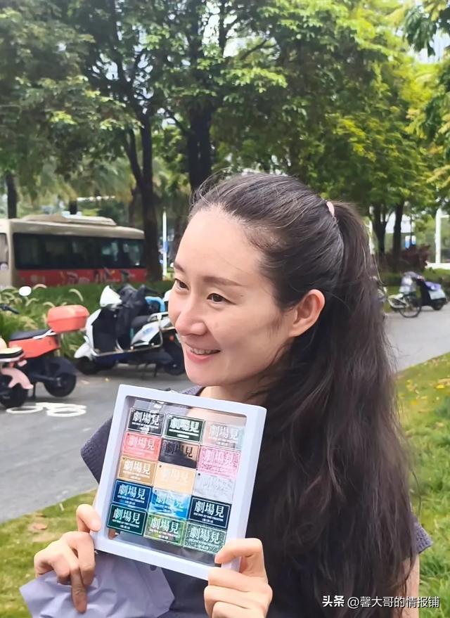王小蒙扮演者王亚彬素颜被粉丝偶遇，她有白发了，自然老去很美