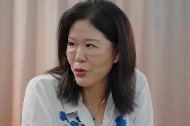 从“铁榔头”到“整容狂魔”，65岁的郎平整容失败，样貌僵硬别扭