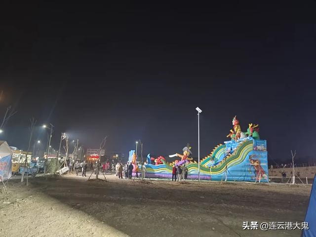 城西公园开园,毗邻主城区15分钟交通圈,山坡打铁花震撼力十足