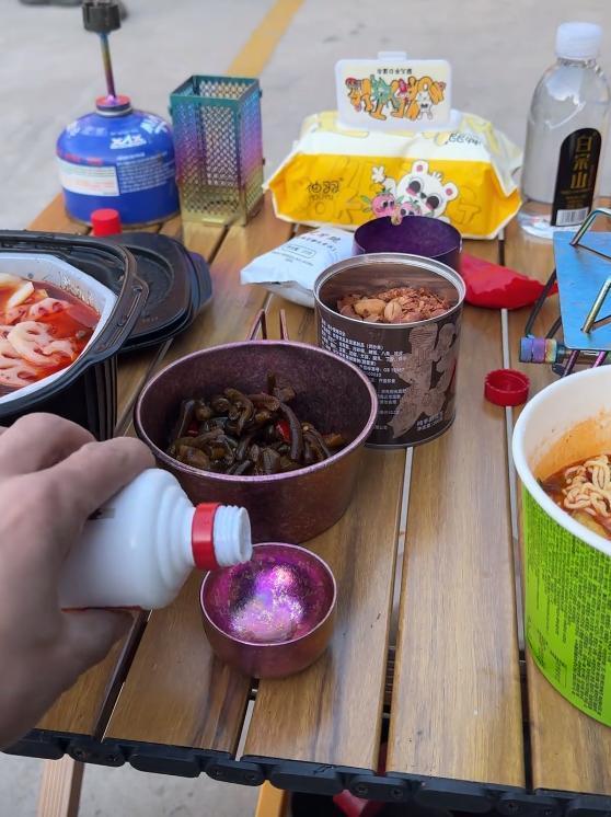 41岁老板西藏自驾游去世，错过两次求生机会，妻子因笑容惹争议