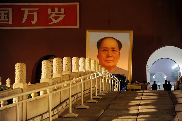 为何天安门不悬挂毛主席的照片，反倒要挂主席的画像？