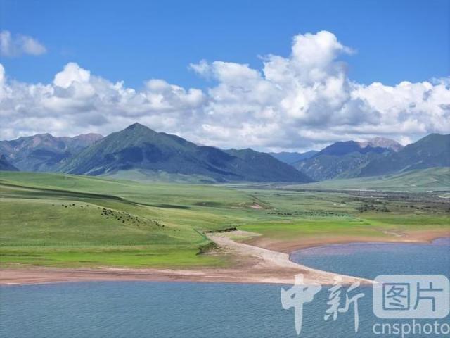 甘肃张掖：山丹马场景色宜人