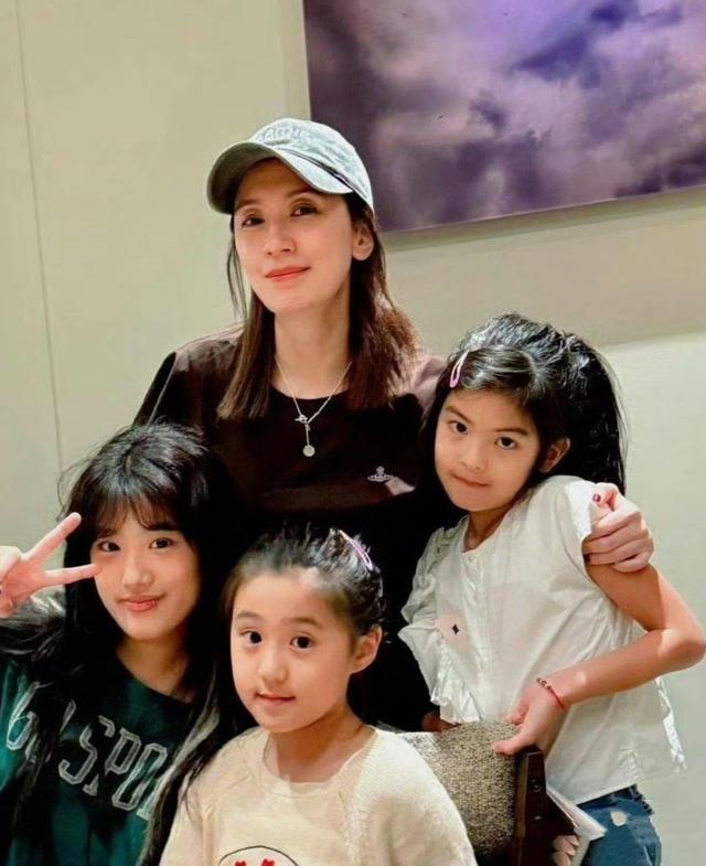 贾静雯一家过圣诞，梧桐妹穿低胸裙身材傲人，咘咘和波妞越来越像