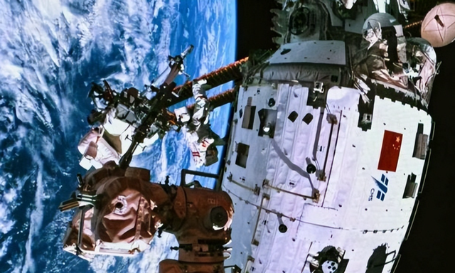 神舟二十遇碎片撞击？中国载人航天应急救援，7天就能接回航天员