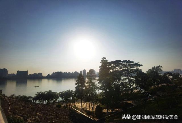 清远城市会客厅，在母亲河北江河畔，有城市地标雕塑：丹凤朝阳