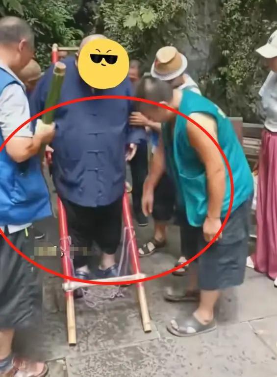 263斤男子坐滑竿上山,花2万请9名轿夫轮流抬,原因流出 网友炸锅