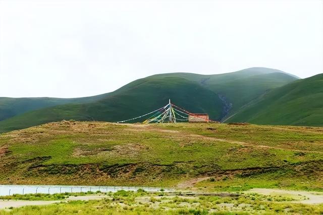 沙漠与湖泊相拥！西藏这片五彩沙丘美到犯规