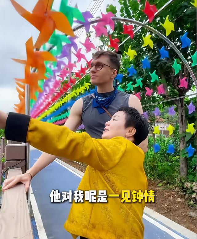 爱情乱了年纪！46岁大妈嫁儿子同学，绝经前怀混血儿，现生活幸福