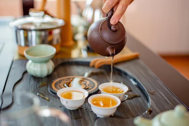 茶叶是高血压的“加速剂”？医生表示：不想血压飙升，少喝5种茶