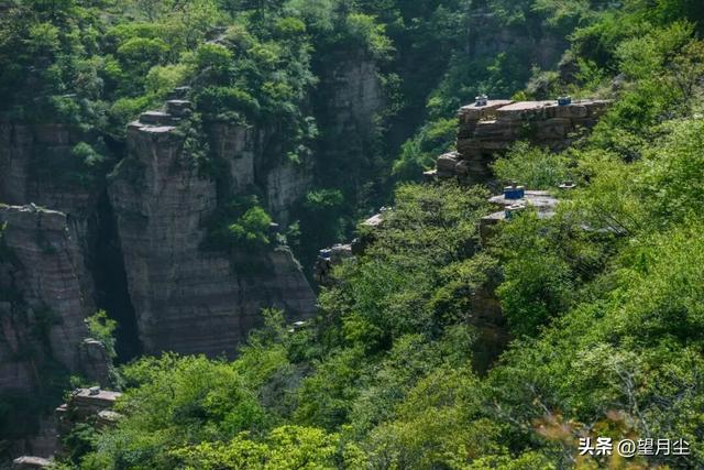 《太行山徒步记：从西走到南》免费的挂壁公路，悠悠然的崖边行走