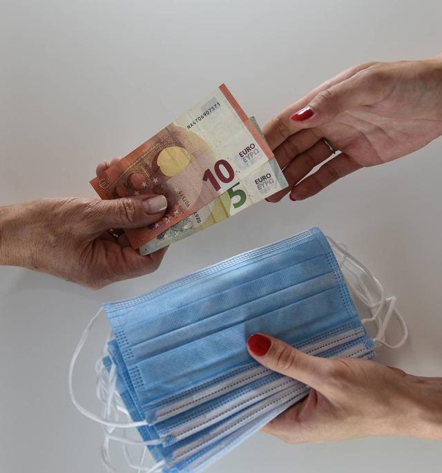 5 年前	，靠倒卖口罩一年赚 60 亿元，住 5 万一夜酒店的他，如今咋样了