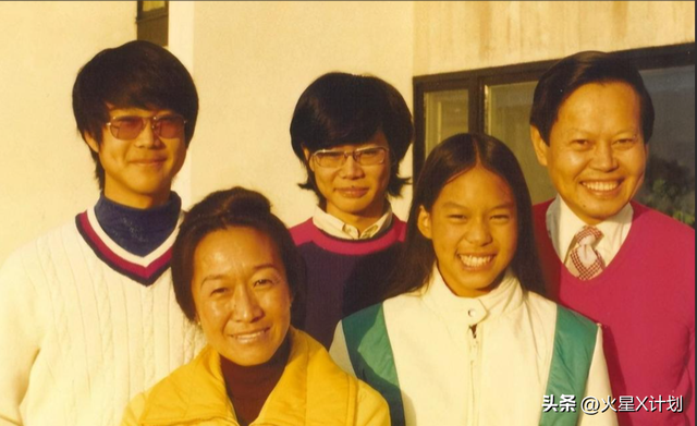 18年，杨振宁儿女从美国来看望父亲与翁帆，一家人在三峡其乐融融