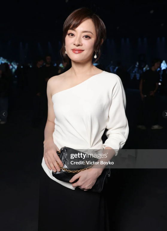 巴黎这一夜：周迅又嫩了，戚薇丑出新花样，我却被长发的孙俪惊艳