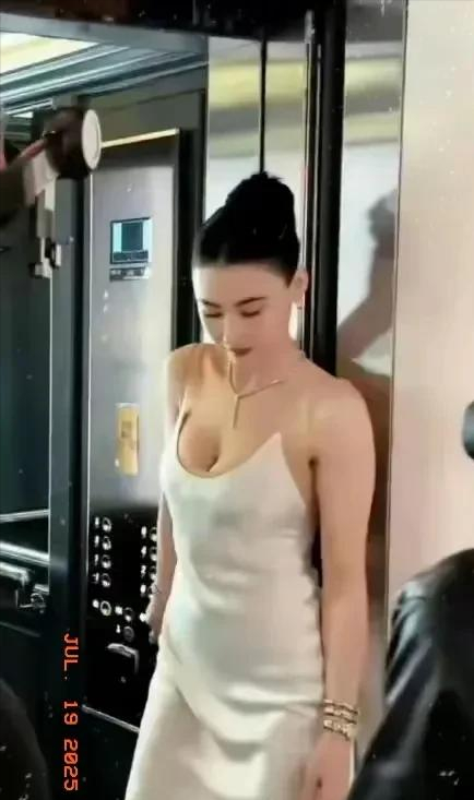 港星真的是越来越放的开了！张柏芝疑似真空出席活动。惊艳众人！
