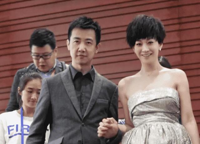 李小冉为他流产2次，梅婷养他6年，今娶小15岁娇妻，鄢颇凭什么？