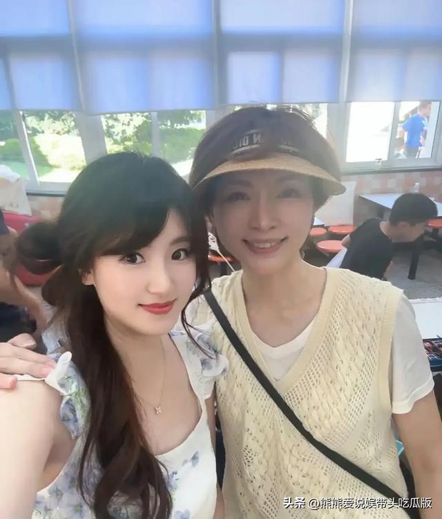 52岁董卿现身北京逛超市，穿着一年前的旧衣服，身材苗条状态超好