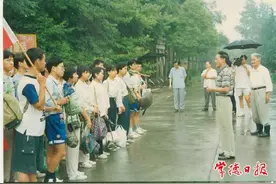 课堂在户外 山路变教材：“最美思政课教师”29年坚持上好“行走的课堂 ”图片