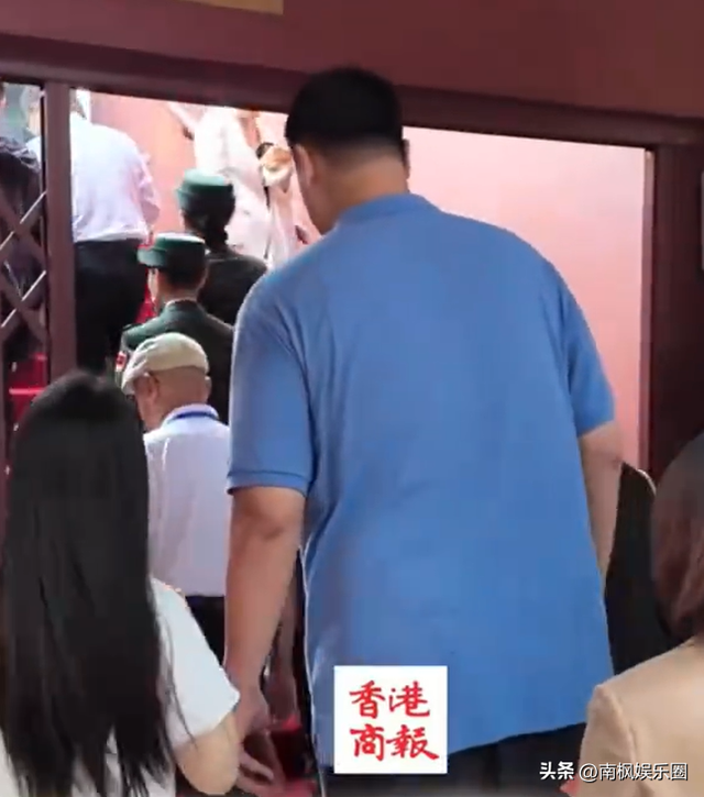 明星观礼阅兵，郑钦文紧握国旗，杜江激动不已，霍震霆第三次观礼