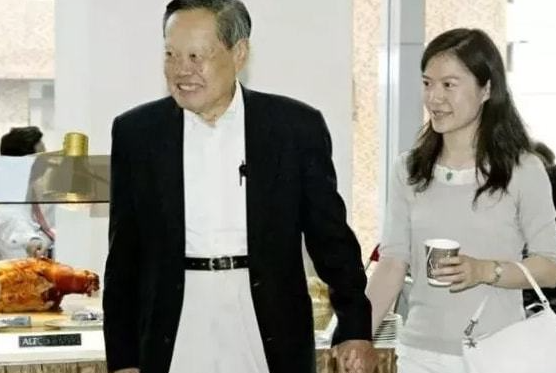 没想到，杨振宁去世后，49岁妻子翁帆	，竟因一个动作实现口碑暴涨