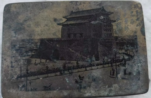 这儿是誉满华夏的冠世榴园，难以忘却的是曾经的硝烟弥漫