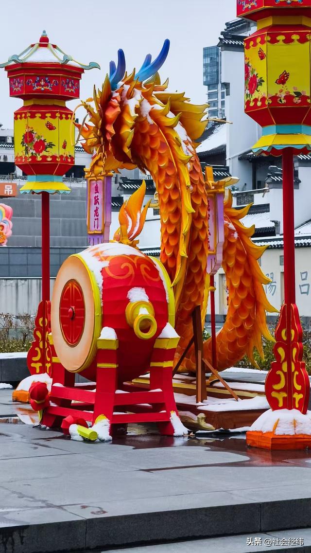 大寒雪落秦淮畔 四秩灯会映金陵 古建银装裹红韵入画来