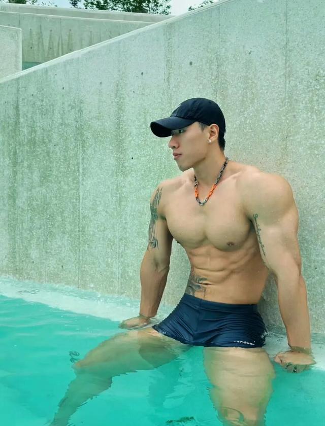 身高187的健身肌肉男网红，野外写真秀身材颜值，简直绝绝子