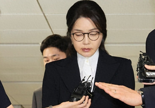 韩国政坛 “地震”，尹锡悦妻子被关进大牢，朴槿惠文在寅集体失声