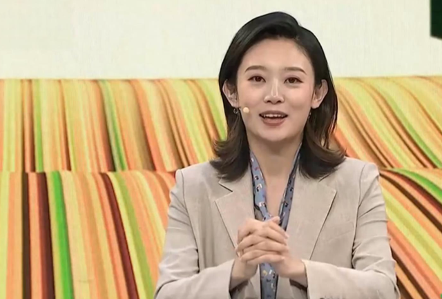 央视主持人李七月，不再被重用，38岁的她已经找到了自己的路