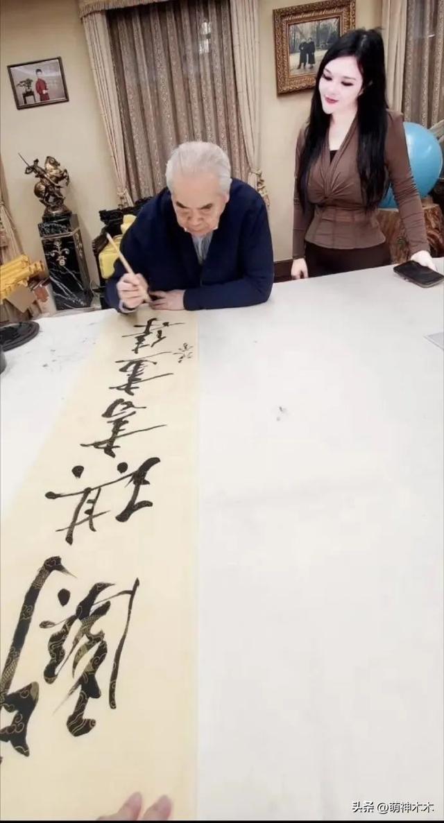 范曾晚节不保？亲题牌匾下堆满烂鞋，还曾给释永信美女弟子题字