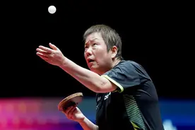 乒乓球世界杯上演“百岁对决”，63岁老将李春丽刷新最年长参赛纪录！图片