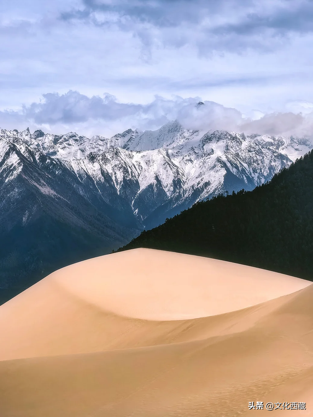 对不起，这看日照金山、流星、沙漠和雪山同框的宝藏地，我写晚了！
